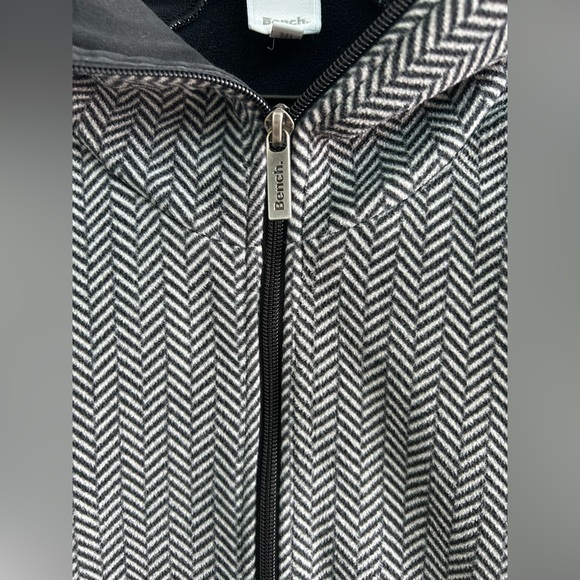 BENCH Form-Fitting Gray Chevron Print Hoodie - Picture 4 of 5